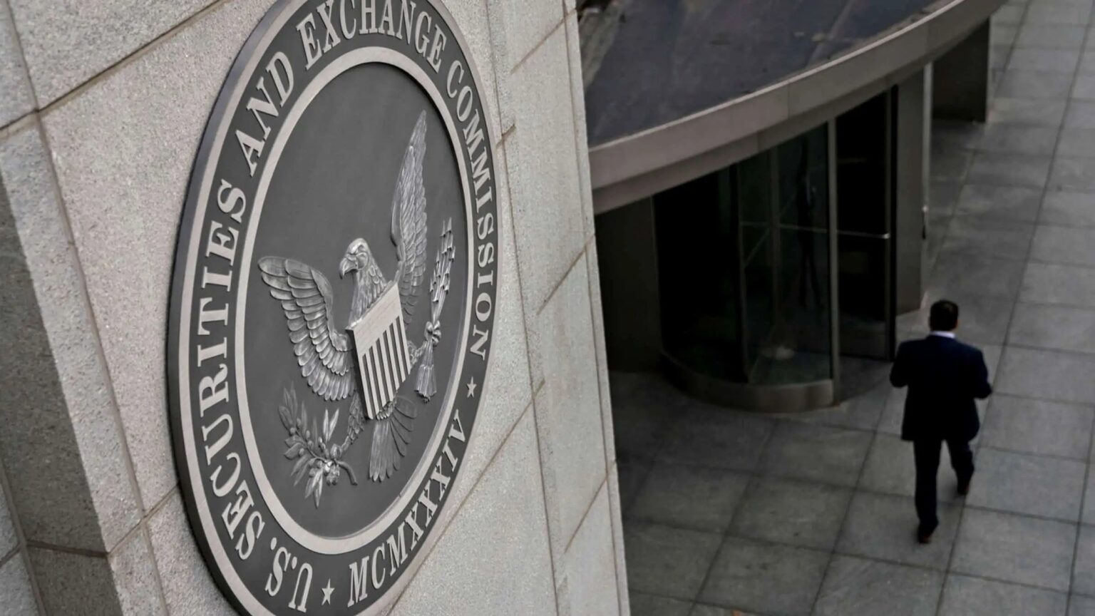 SEC podría aprobar ETFs cripto con nuevos estándares · WHISPR
